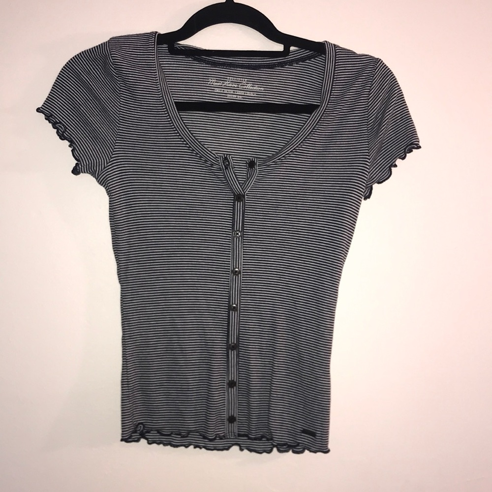 Hollister tshirt w/ buttons